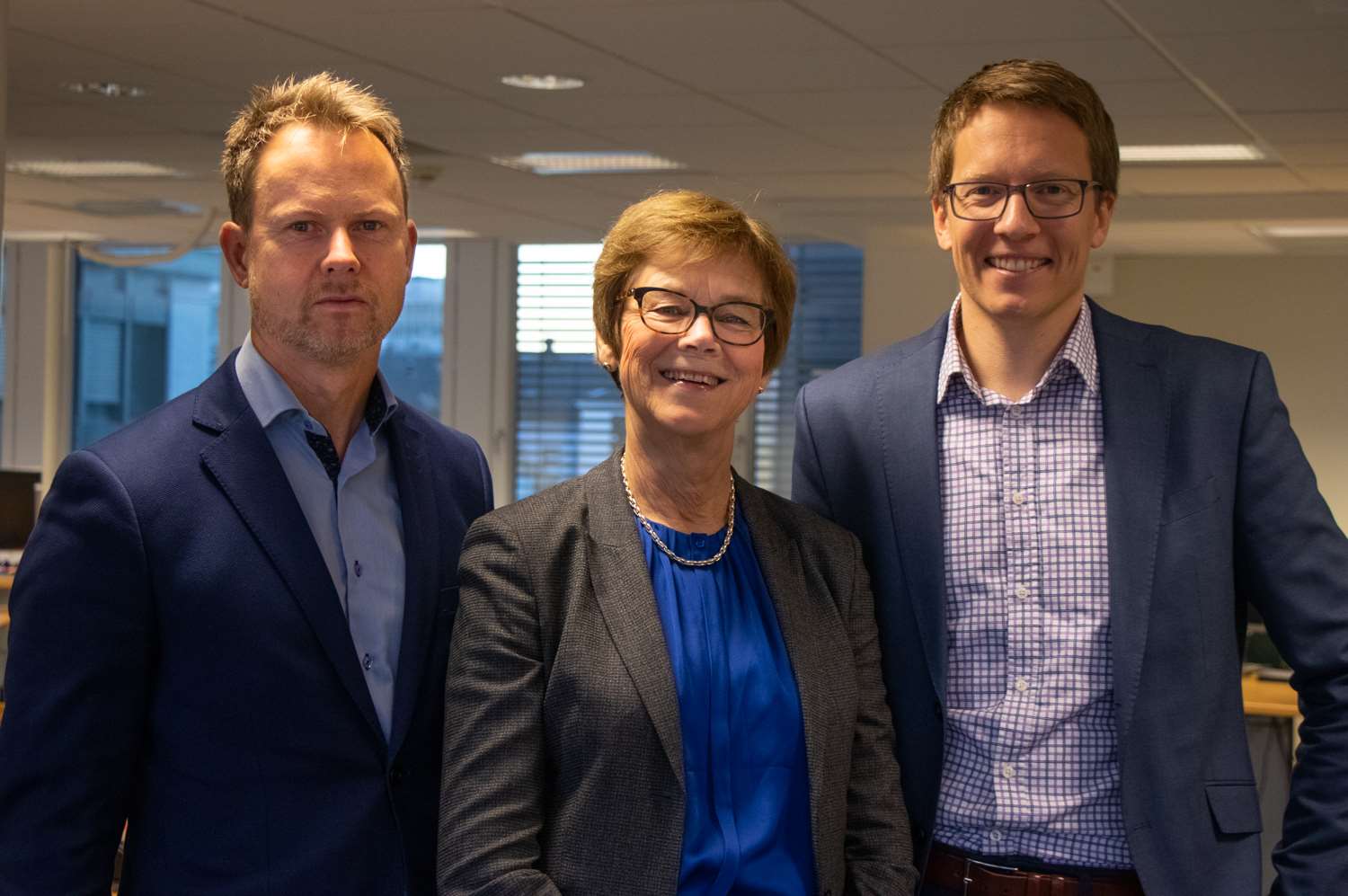 Nye direktører i Nye Drammen kommune, Karl Fredrik Lund og Einar Jørstad sammen med Elisabeth Enger. 