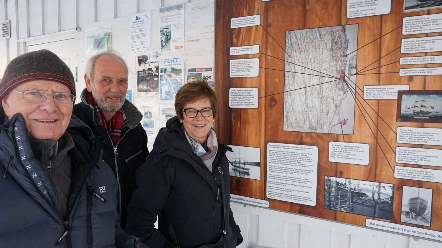Elisabeth Enger har møtt historielaget i Svelvik. De står foran karetet med viktige hendelser i kommunen. 