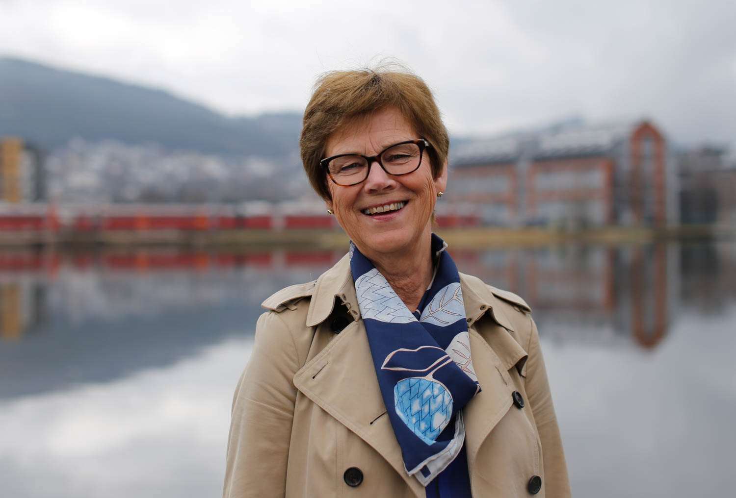 Elisabeth Enger blir fotografert langs elva i Drammen.