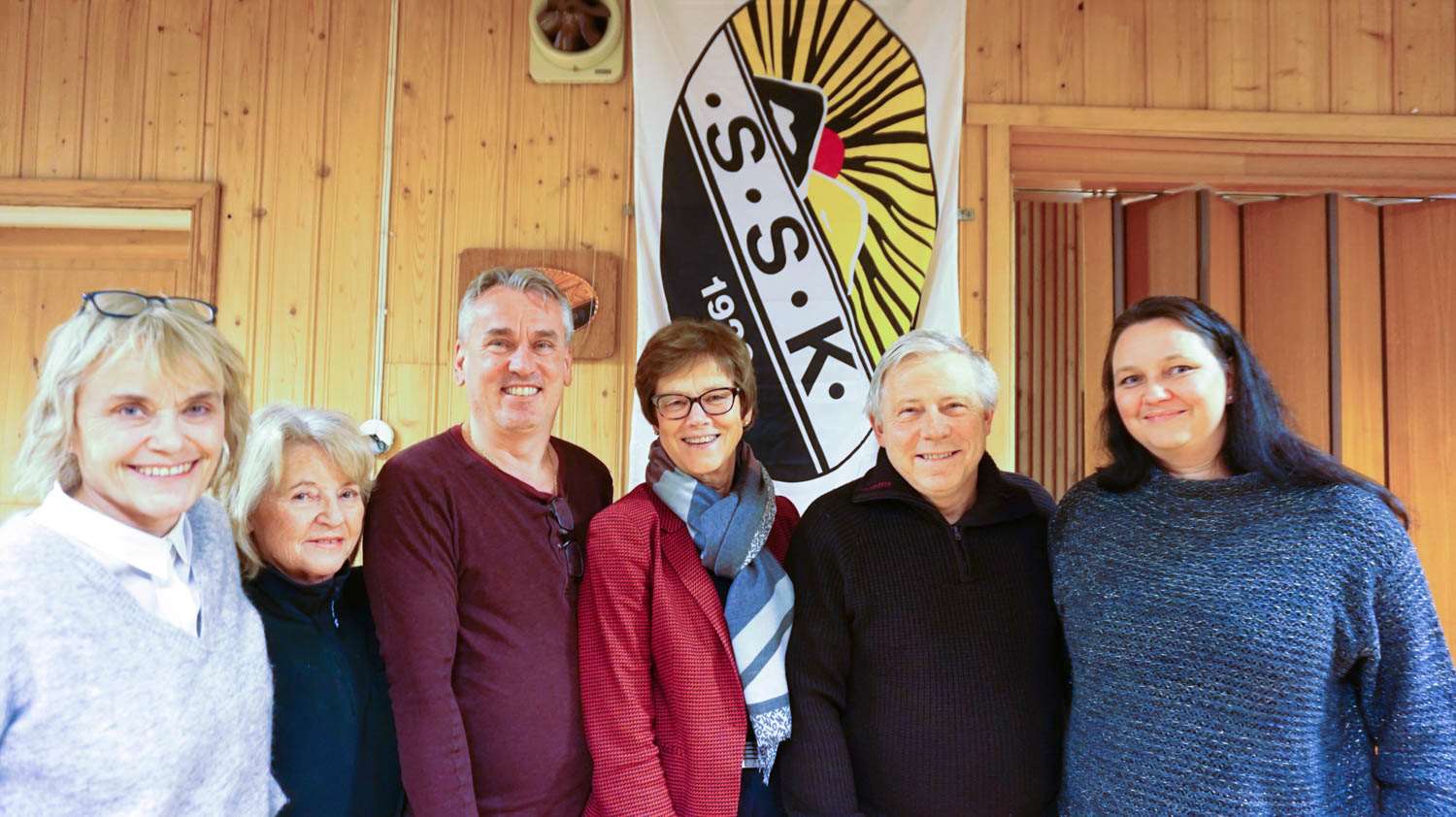Elisabeth Enger på besøk i klubbhuset til Solberg Sportsklubb.