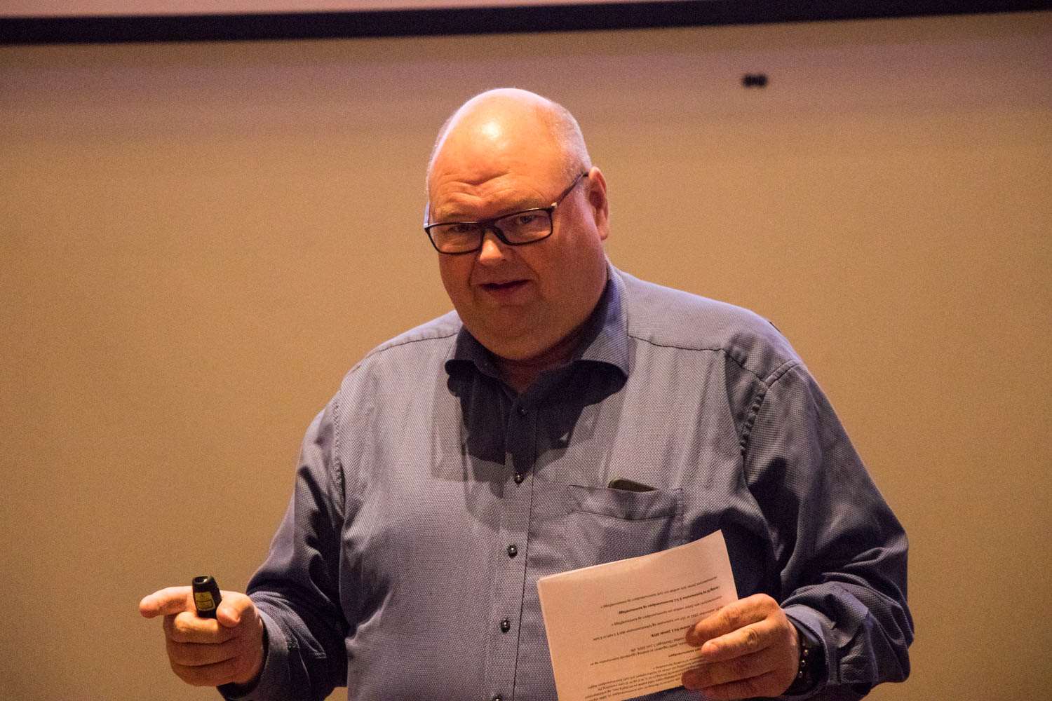 Tor Tveter presenterer de fire alternativene til nytt kommunevåpen. 